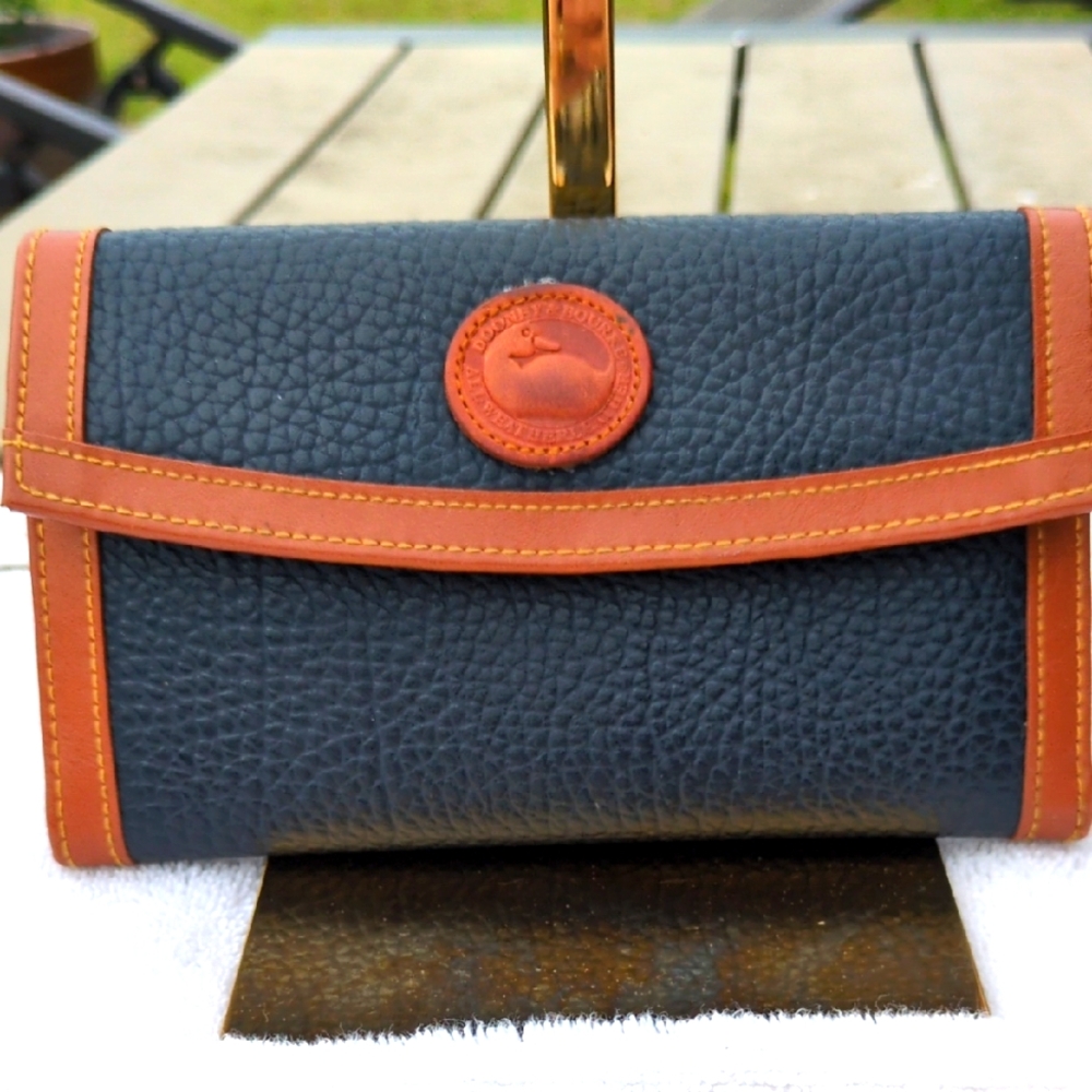 EUC Vintage Dooney & Bourke Navy And Tan Wallet With Check Holder